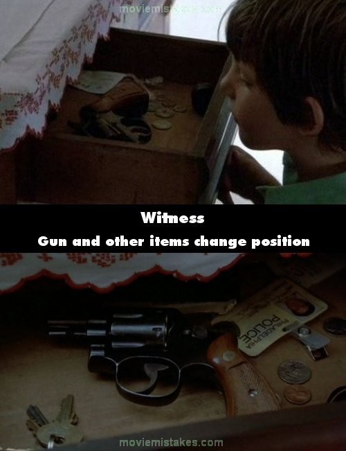 Súng và các đồ vật khác đã bị thay đổi vị trí giữa hai lần mở ngăn kéo (phim Witness)